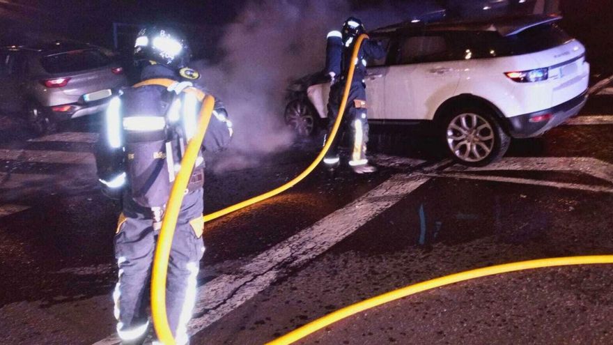 Sofocan el incendio de un vehículo que afectó a otros dos en La Laguna