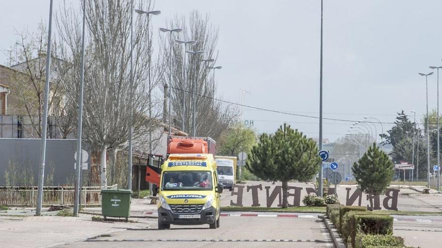 Un camionero se sale de la carretera en Villabrázaro y queda atrapado en el interior de la cabina