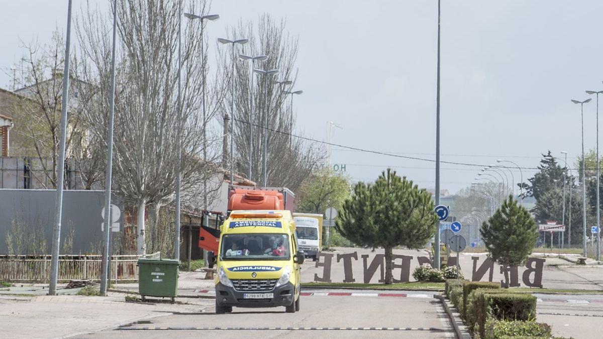 Foto de archivo de una ambulancia del 112 circulando por la avenida Federico Silva.