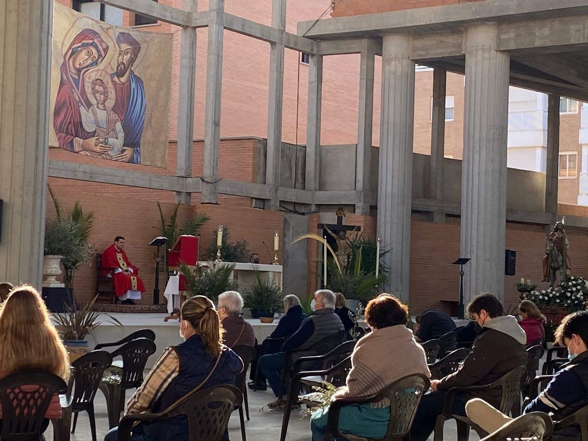 Los fieles tenían que celebrar las misas al aire libre.