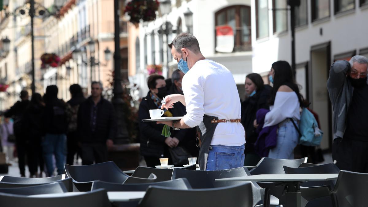 Un camarero recoge una mesa de una terraza en la plaza del Pilar de la capital aragonesa.