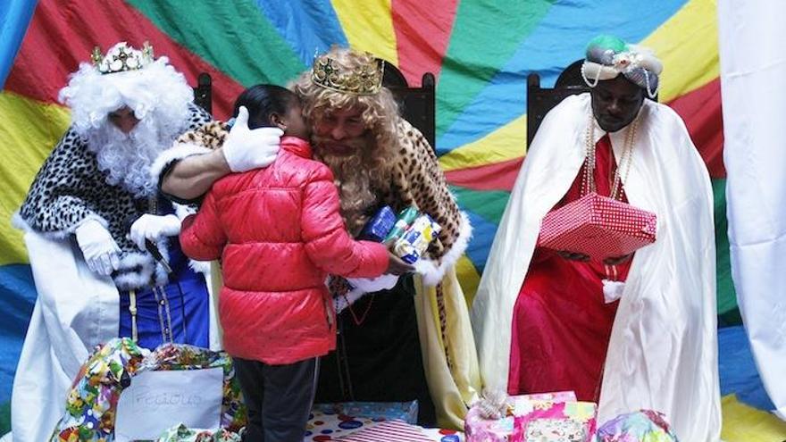 Málaga Acoge también hizo entrega de los regalos, a manos de Melchor, Gaspar y Baltasar, durante una acto celebrado en el colegio Prácticas número 1.