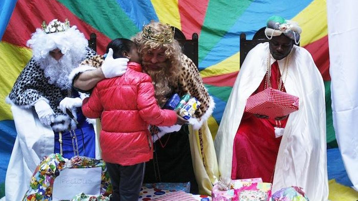 Málaga Acoge también hizo entrega de los regalos, a manos de Melchor, Gaspar y Baltasar, durante una acto celebrado en el colegio Prácticas número 1.