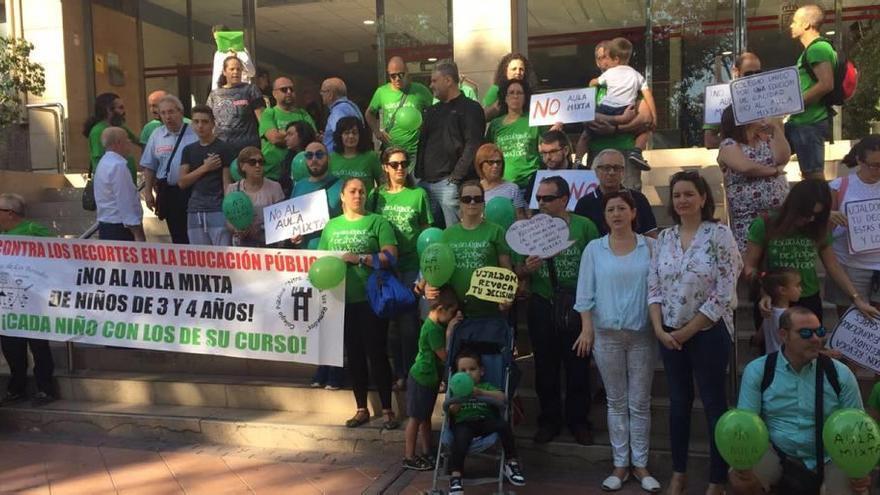 Los padres de Torrealta llevan su protesta a Murcia