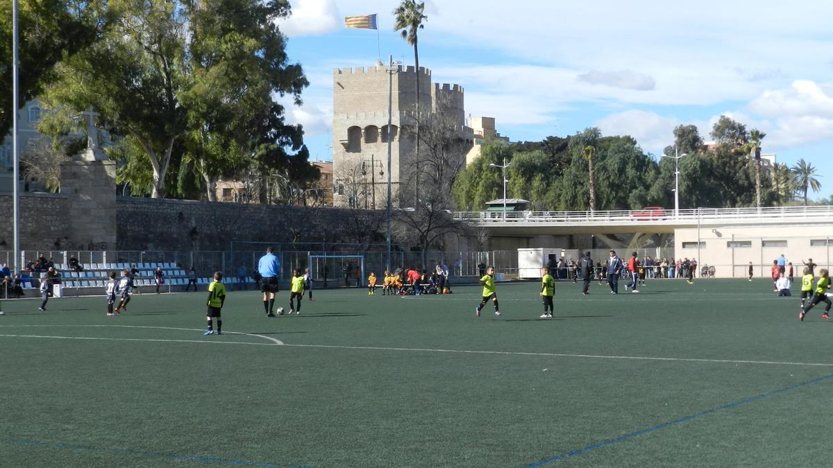 Campos de deporte junto a las Torres de Serranos, en el viejo cauce.