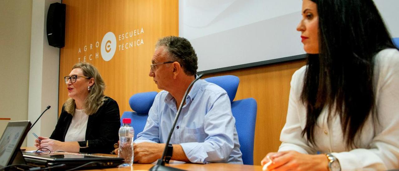 Susana Cortés, José Luis Quintana y Carmen Cortés, en sala de prensa.