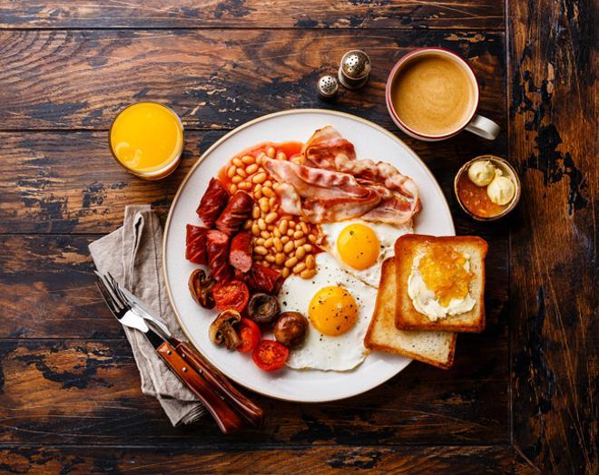 Desayuno con carne, judías y huevos