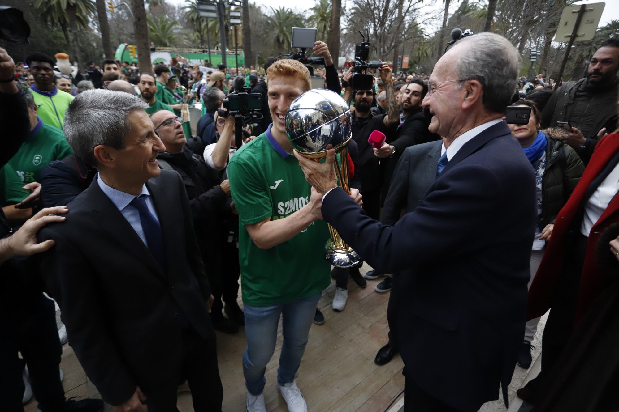 La fiesta del Unicaja, campeón de la Copa del Rey, por las calles de Málaga