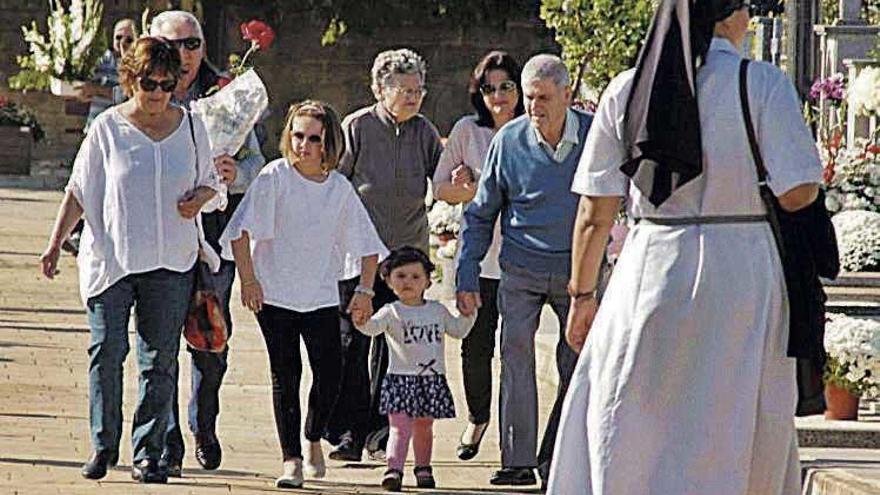 Varias personas pasean por el interior del cementerio de Marratxí.