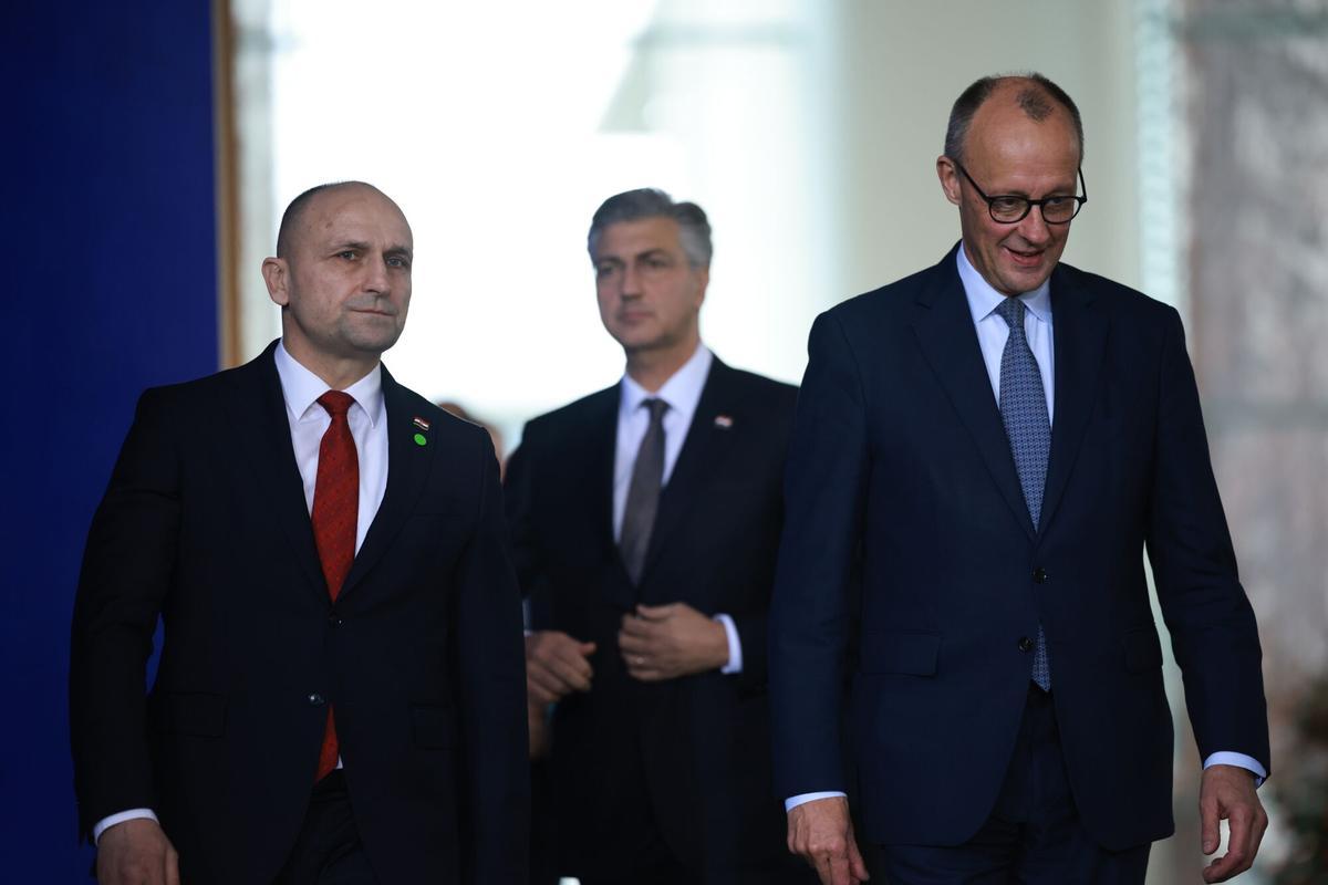 El canciller alemán Friedrich Merz (d), el primer ministro de Croacia Andrej Plenkovic (c) y el ministro de Defensa croata Ivan Anusic (i) llegan a una ceremonia de firma y a una rueda de prensa en la Cancillería en Berlín, Alemania, el 10 de diciembre de 2025.