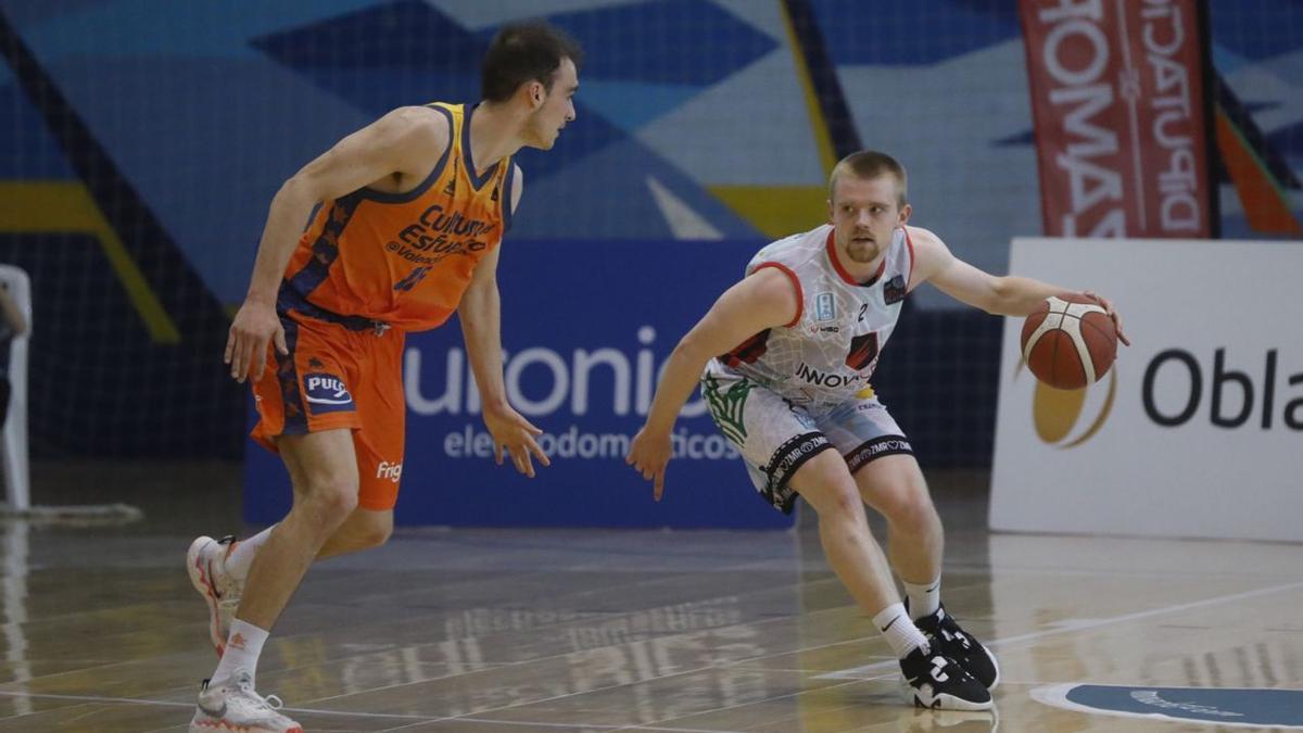 Round sube el balón para organizar el ataque del Zamora Enamora ante el Valencia Basket &quot;B&quot; en el Ángel Nieto.