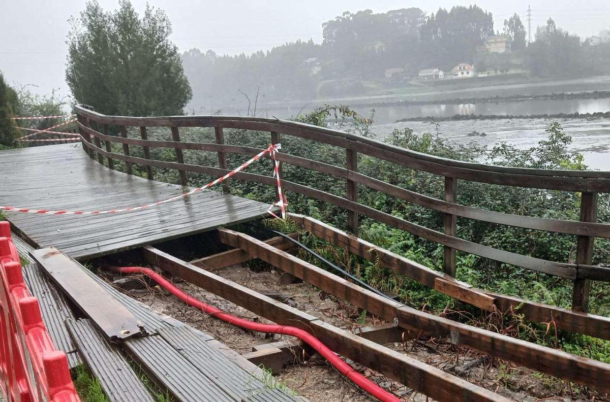 Estado que presenta el paseo de madera de A Portela, muy deteriorado en algunos puntos.