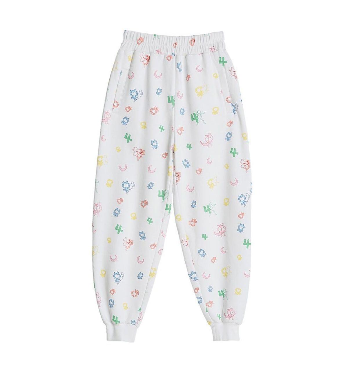 Pantalón jogger blanco con estampado de Sailor Moon x Bershka. (Precio: 25,99 euros)