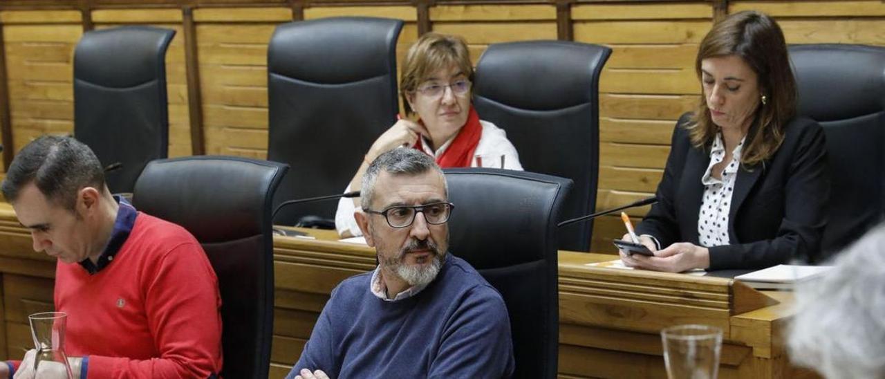 Por la izquierda, los concejales de Ciudadanos Rubén Pérez y José Carlos Fernández Sarasola, con la alcaldesa, Ana González, a la derecha, durante un Pleno municipal. | Marcos León