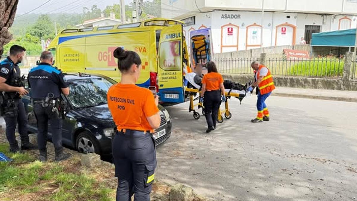 El herido es introducido en una ambulancia del 061.