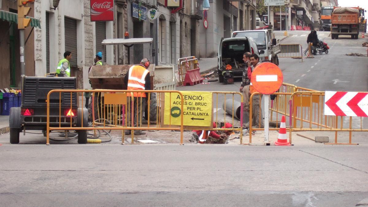 Imatge d&#039;arxiu de talls de carrers per fer les obres de reforçament del paviment a Manresa