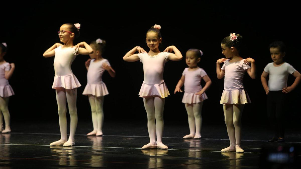 Un momento de la actuación de las alumnas de la Escuela de Danza de Inés Núñez.