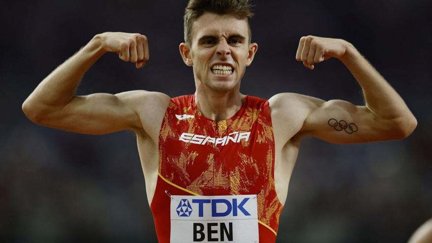 Adrián Ben celebra su victoria en la serie de 800 metros. // EFE