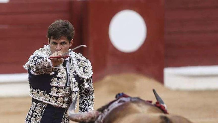 Perera, en la vuelta al ruedo, tras conseguir la única oreja de la tarde.