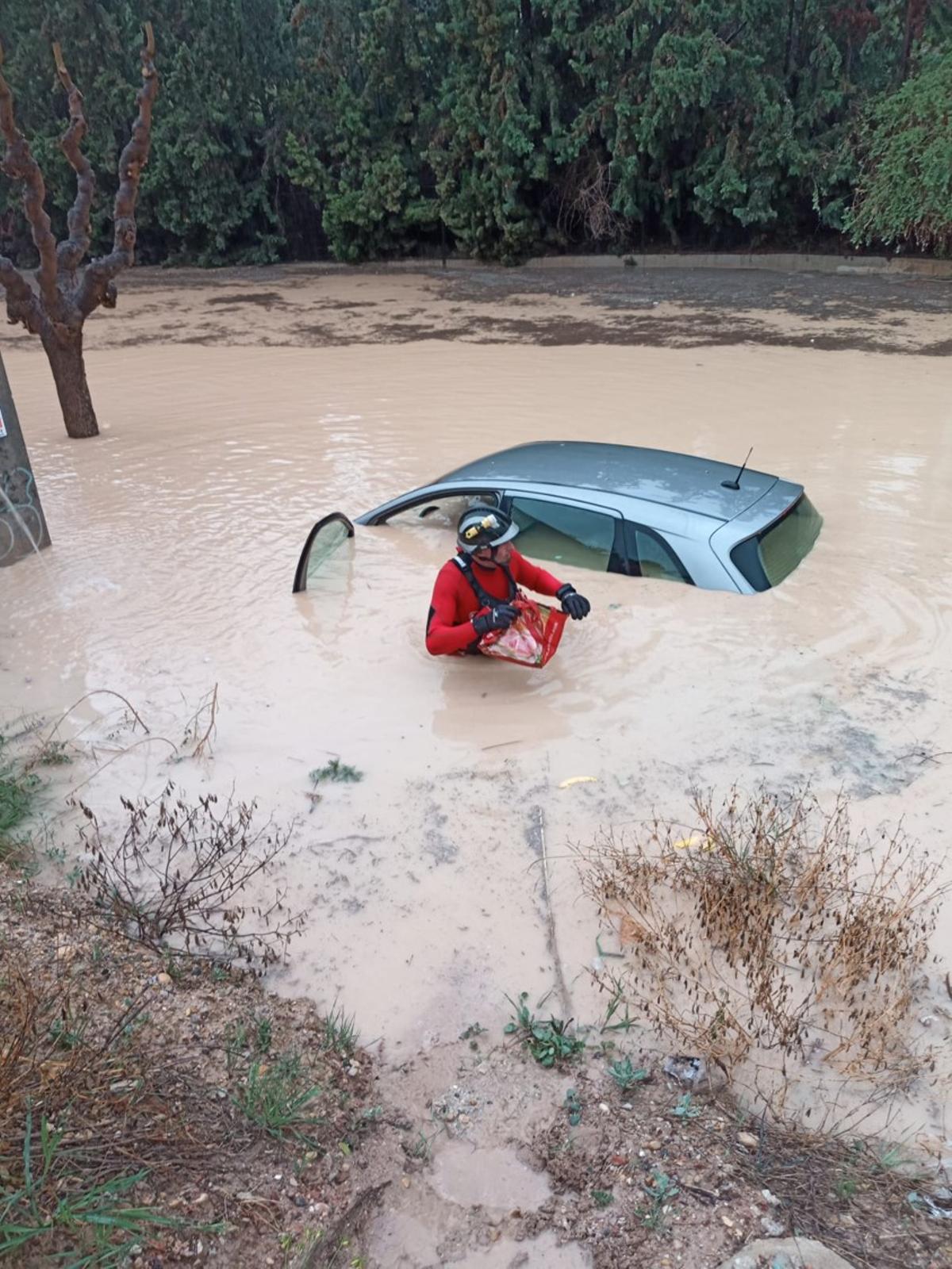 Un bombero del CEIS durante un rescate en Totana.