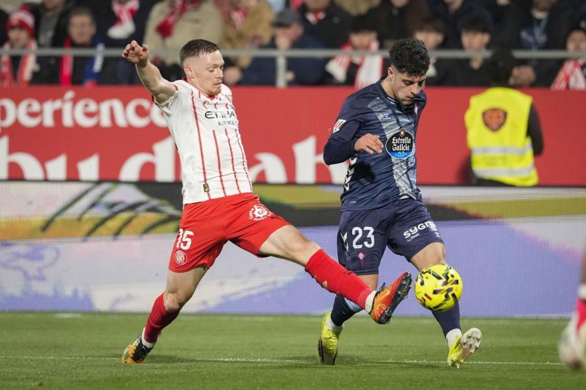 Tsygankov disputa un balón a Hugo Álvarez durante la última visita del Celta a Montililvi.