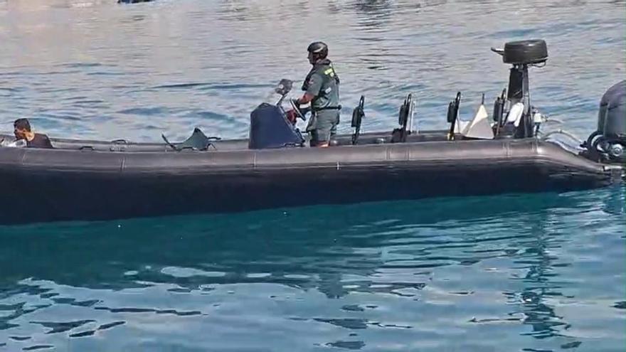 Así intervino la Guardia Civil la patera interceptada en Cabo Cope
