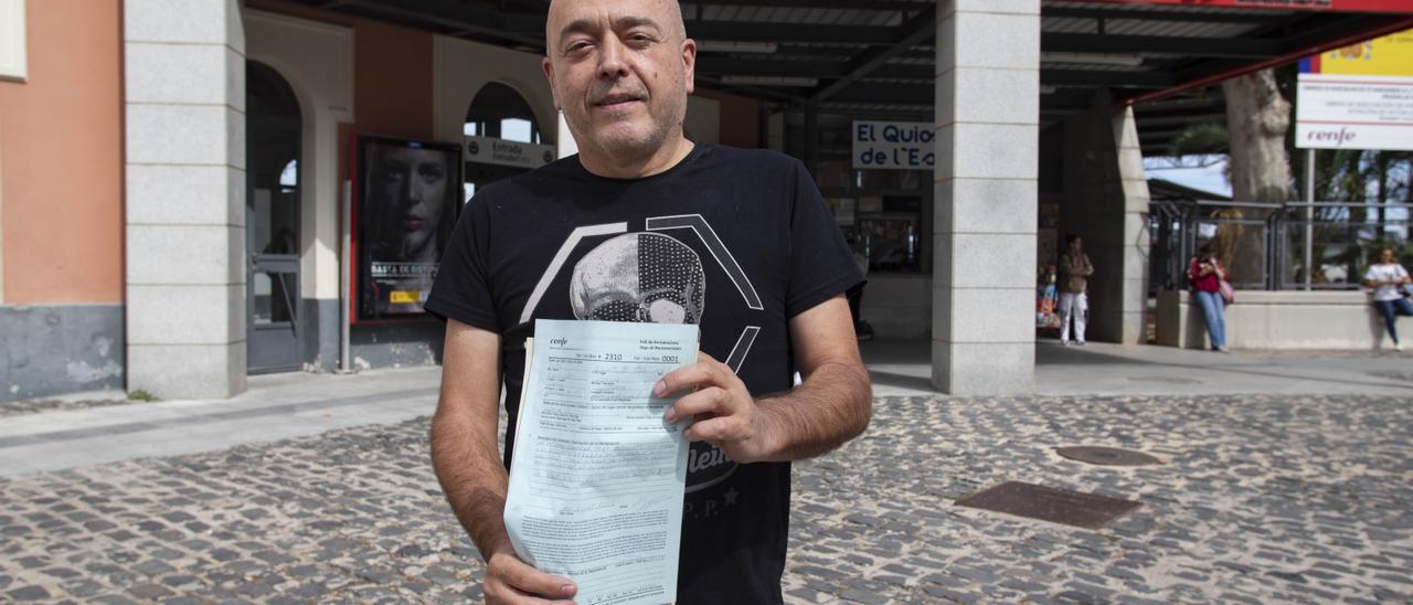 Enric Zamorano posa junto a la reclamación presentada a las puertas de la estación de Xàtiva.