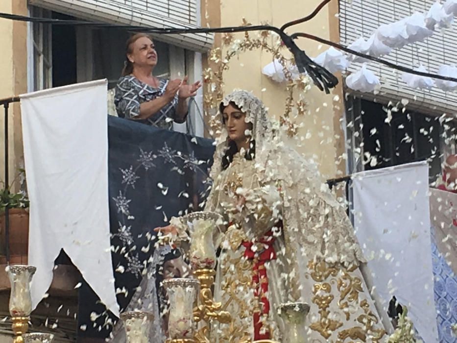 La cofradía del Rocío celebra estos días las vísperas de la solemnidad de Pentecostés y lo ha hecho este sábado con una procesión que ha comenzado a las 18.30 horas desde la casa hermandad