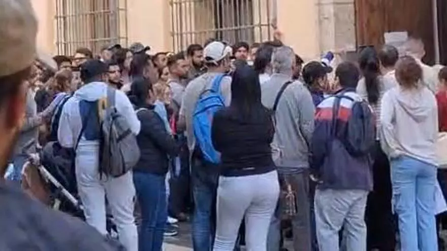 Colas en el Ayuntamiento de València para pedir información sobre el informe de vulnerabilidad.