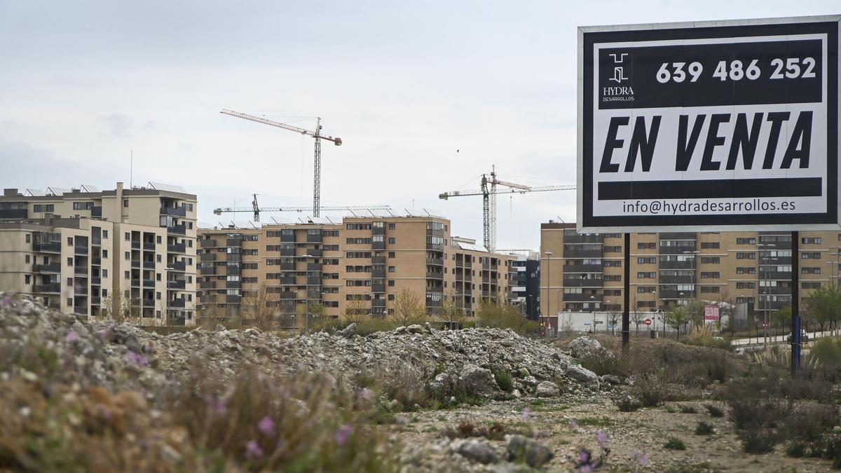 Terrenos en venta en Arcosur, con el barrio consolidándose de fondo.