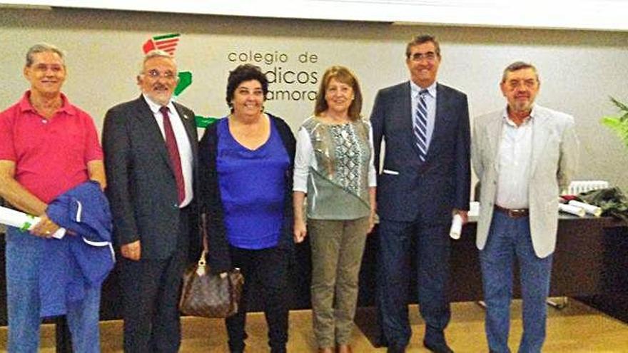 Entrega de las insignias colegiales a los médicos jubilados