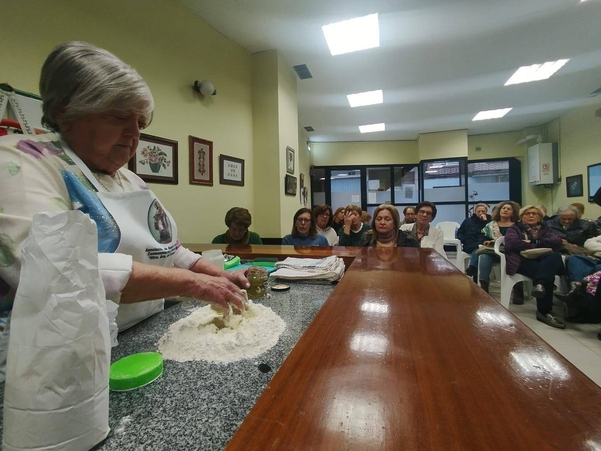 Un momento de la elaboración ante la atenta mirada del público.