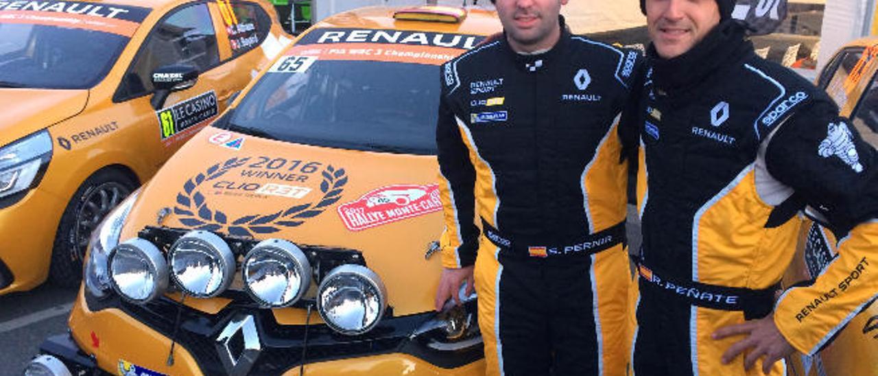 Rogelio Peñate, a la derecha, junto a Pernía y al Renault Clio con el que compitieron en el Rally de Montecarlo.