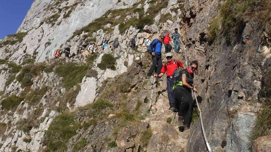 Recorrido por la rienda de Asotín, colgada de un vertical balcón.