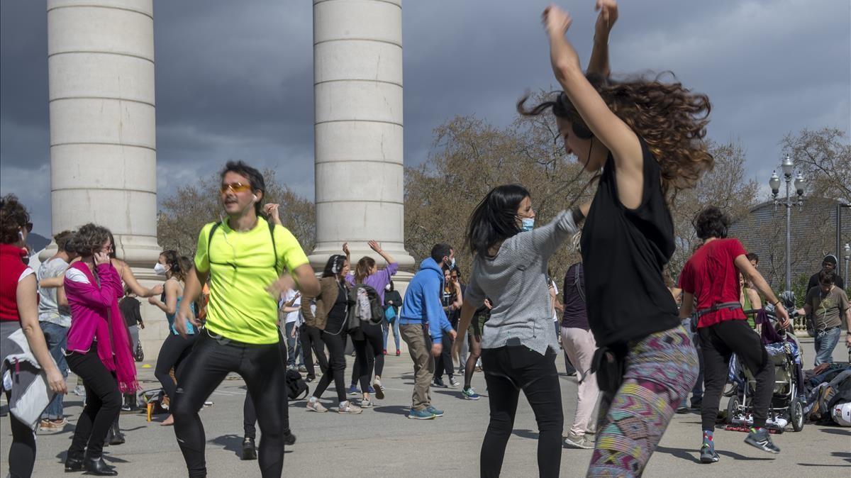 Un momento de la última Silent Disco, junto a la Font Màgica de Montjuïc.