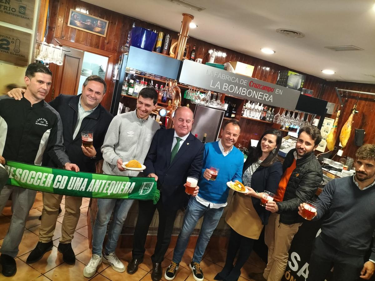 Manolo Barón, en el restaurante La Bombonera, con miembros del BeSoccer UMA Antequera.