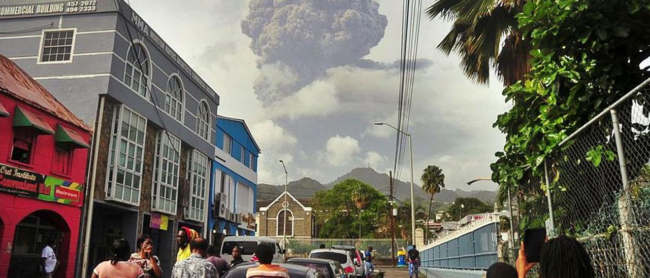Erupción del volcán La Soufrière en la isla caribeña de San Vicente, a 6.000 kilómetros de Canarias. | | REUTERS