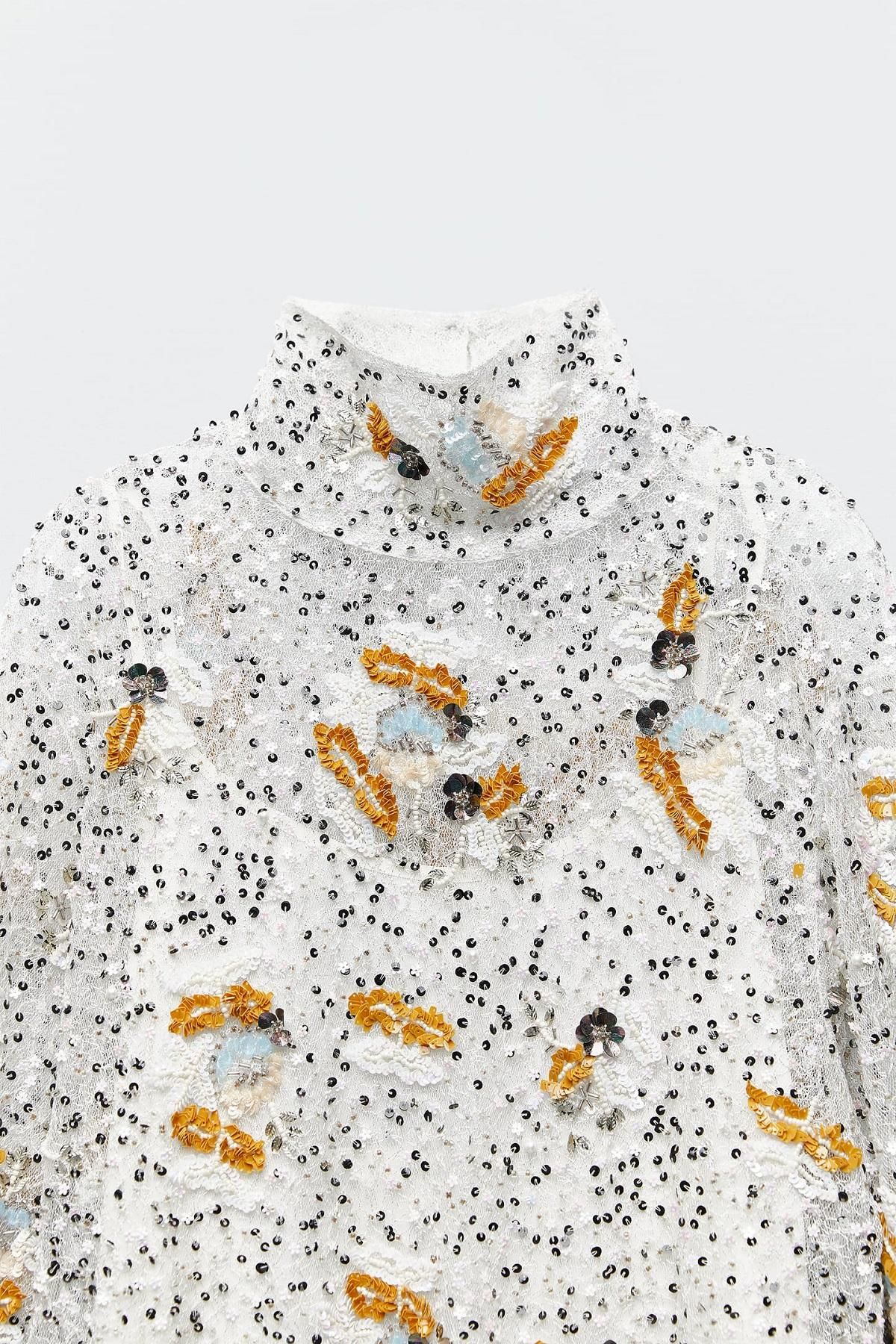 Detalle del vestido con lentejuelas y abalorios, de Zara