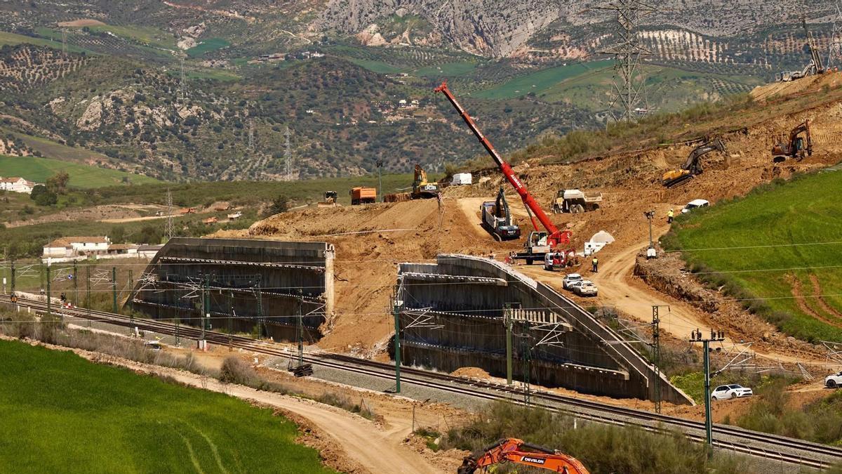Obras en el talud de Álora.