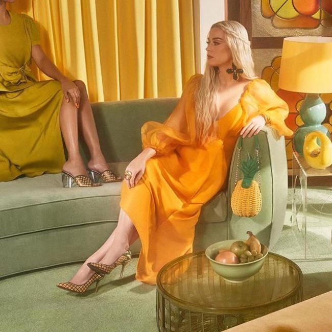 Katy Perry luce impresionante mientras con un vestido dorado y sus zapatos de "piña"
