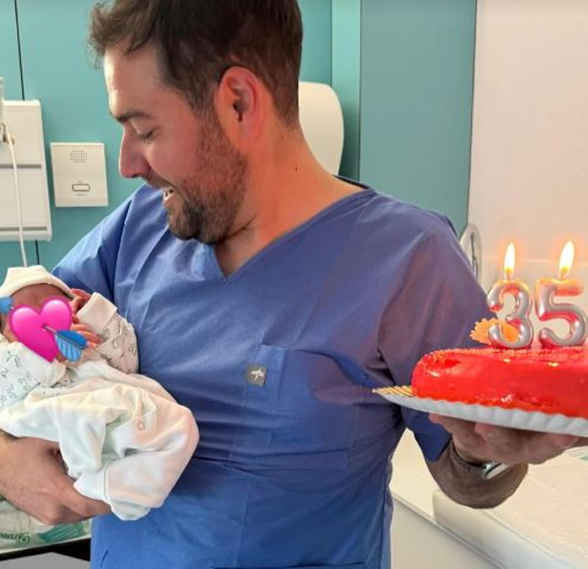 Fran López soplando las velas en el Hospital tras el nacimiento de su primer hijo.