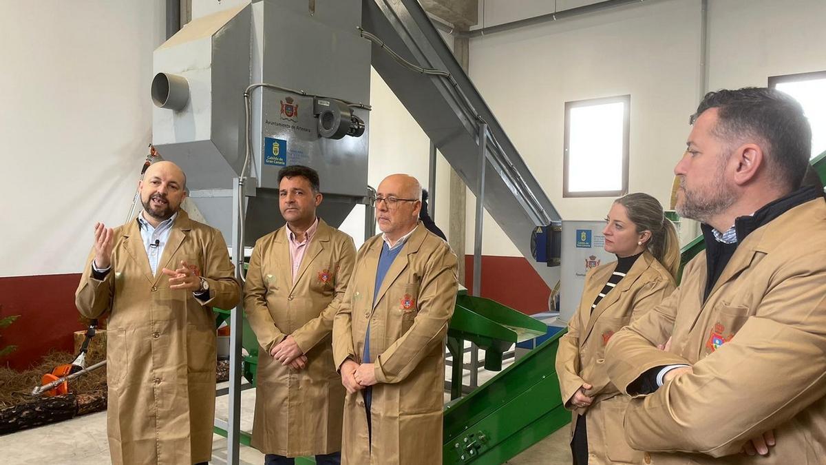 El presidente del Gobierno de Canarias, Antonio Morales, visitó este martes la Planta de Biomasa para el Aprovechamiento Energético construida en Artenara .