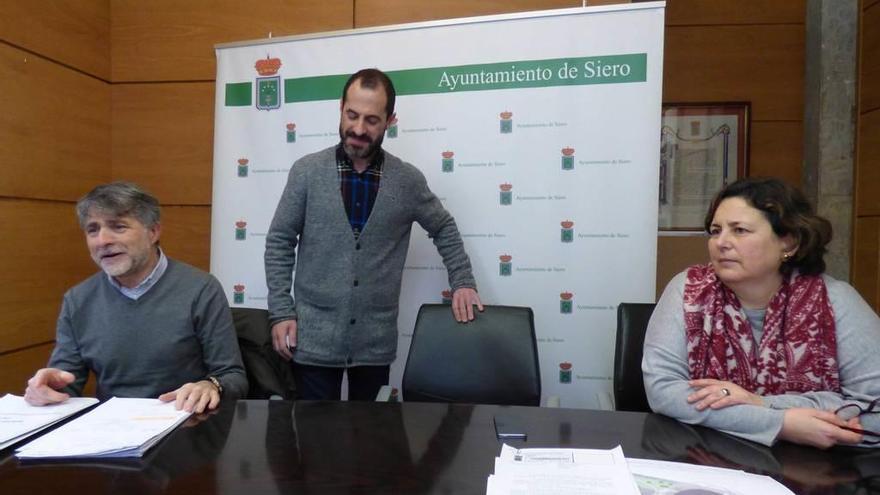 Enrique García, Ángel García y Natividad Álvarez, ayer, en la Pola.