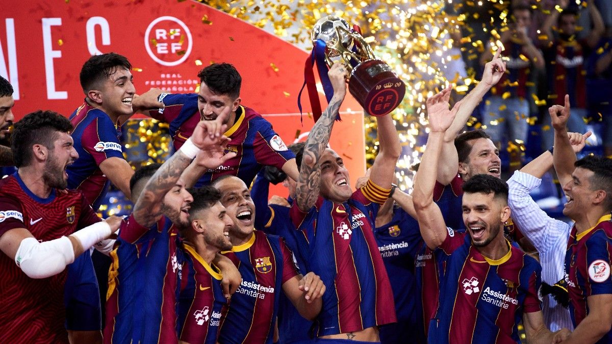 Los jugadores del Barça de fútbol sala celebrando el pasado título de Liga