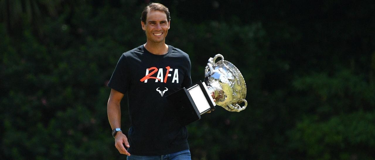 Nadal posa con el trofeo del Australia Open, su título número 21 de Grand Slam