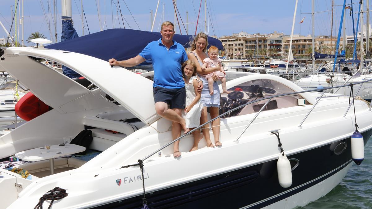 Einmal die Insel umrundet: Familie B. aus Remagen auf ihrem Schiff.