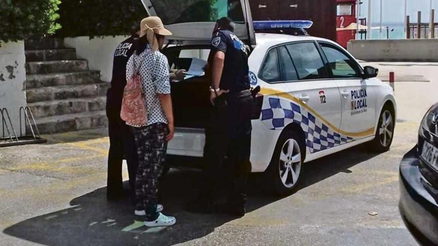 Las Policías de la bahía de Alcúdia se unen contra la venta ilegal y las masajistas