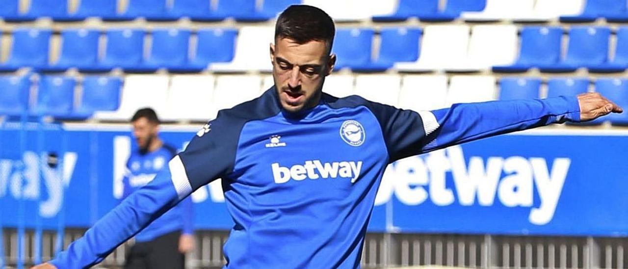 Joselu Mato remata a portería durante un entrenamiento con el Alavés esta temporada. |  // DEPORTIVO ALAVÉS