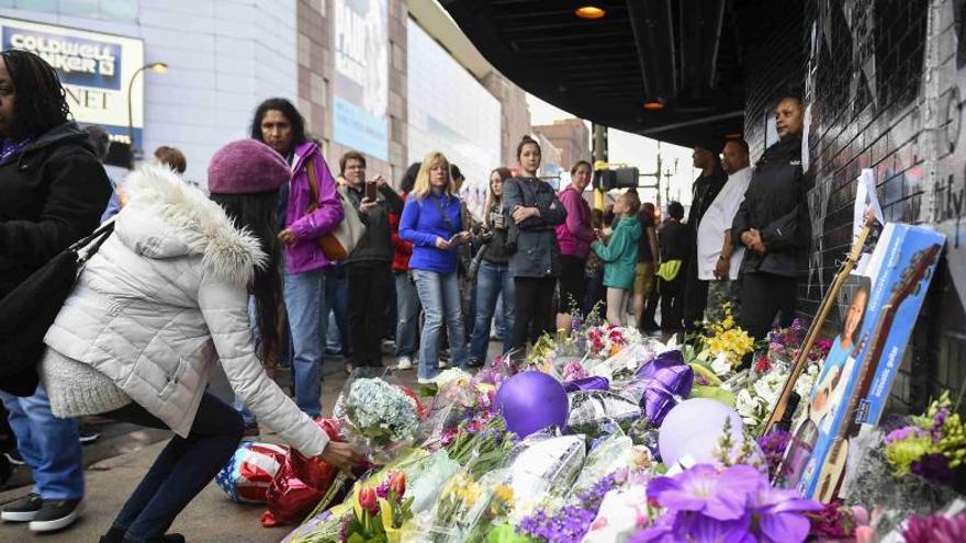 Fans de Prince dejan flores y notas.