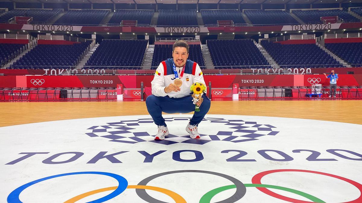 Álex Dujshebaev, con la medalla de bronce en el Yoyogi de Tokio.